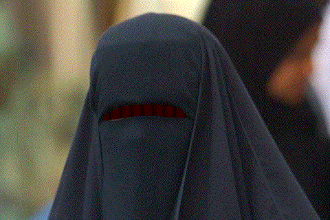 http://i1136.photobucket.com/albums/n490/elcarnicerobutcher/gifs/knight_burka.gif